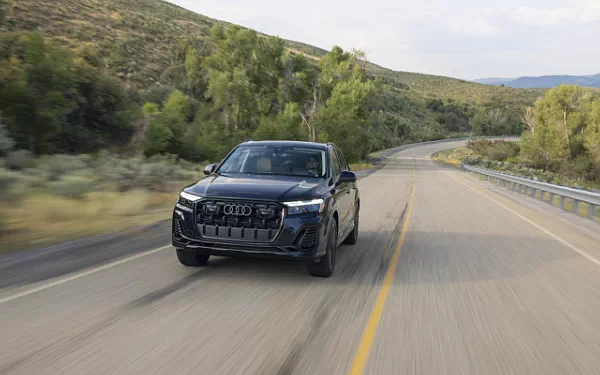   Audi Q7 55 TFSI quattro (Waitomo Blue Metallic) US-spec - 2025