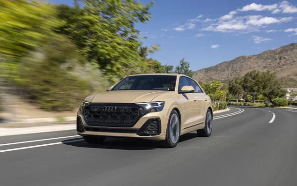   Audi Q8 55 TFSI quattro S line (Sakhir Gold Metallic) US-spec - 2025