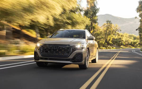   Audi Q8 55 TFSI quattro S line (Sakhir Gold Metallic) US-spec - 2025