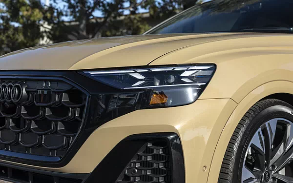   Audi Q8 55 TFSI quattro S line (Sakhir Gold Metallic) US-spec - 2025