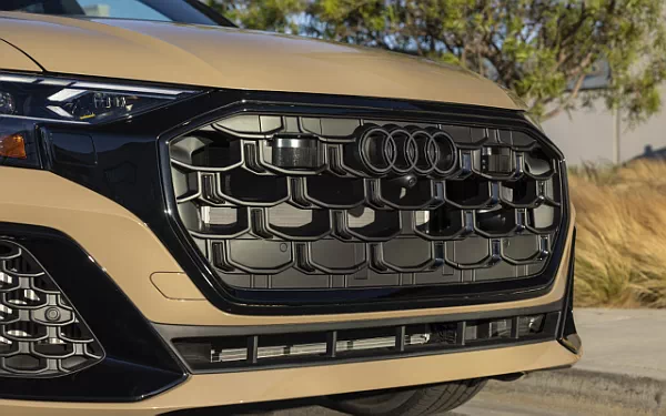   Audi Q8 55 TFSI quattro S line (Sakhir Gold Metallic) US-spec - 2025