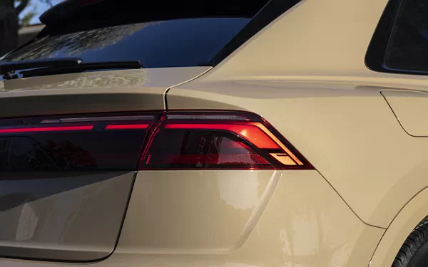   Audi Q8 55 TFSI quattro S line (Sakhir Gold Metallic) US-spec - 2025