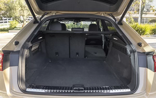   Audi Q8 55 TFSI quattro S line (Sakhir Gold Metallic) US-spec - 2025