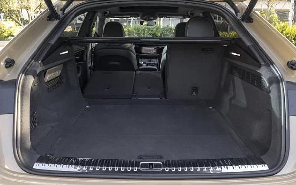   Audi Q8 55 TFSI quattro S line (Sakhir Gold Metallic) US-spec - 2025