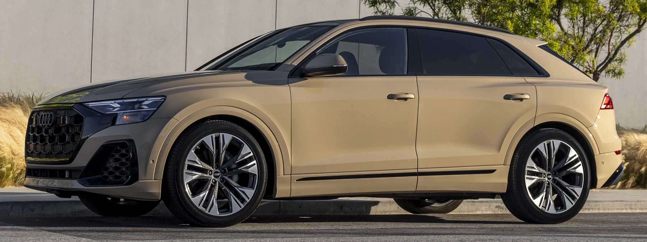   Audi Q8 55 TFSI quattro S line (Sakhir Gold Metallic) US-spec - 2025 - Car wallpapers