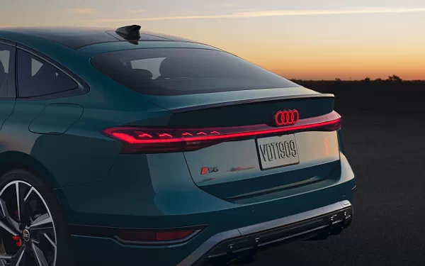   Audi S6 Sportback e-tron US-spec - 2025