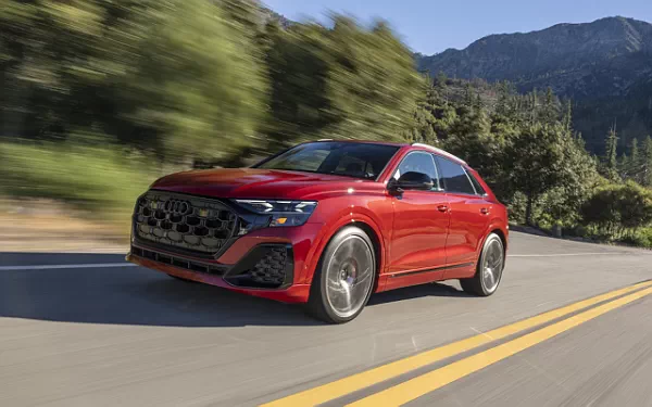   Audi SQ8 TFSI quattro (Chili Red Metallic) US-spec - 2025