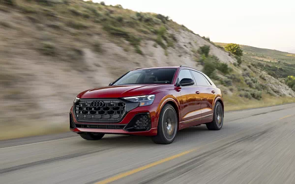   Audi SQ8 TFSI quattro (Chili Red Metallic) US-spec - 2025
