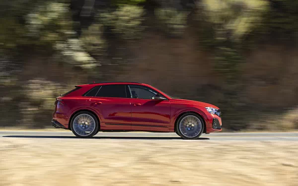   Audi SQ8 TFSI quattro (Chili Red Metallic) US-spec - 2025