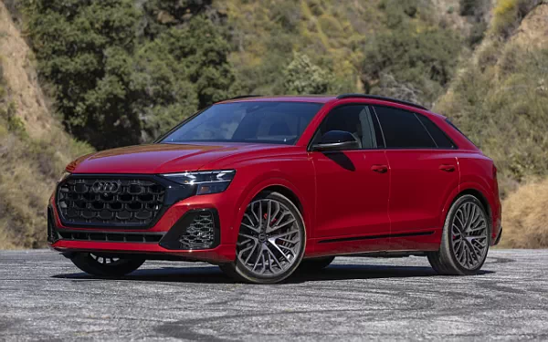   Audi SQ8 TFSI quattro (Chili Red Metallic) US-spec - 2025