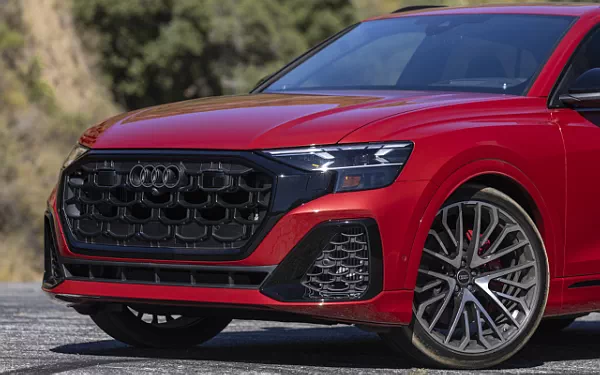   Audi SQ8 TFSI quattro (Chili Red Metallic) US-spec - 2025