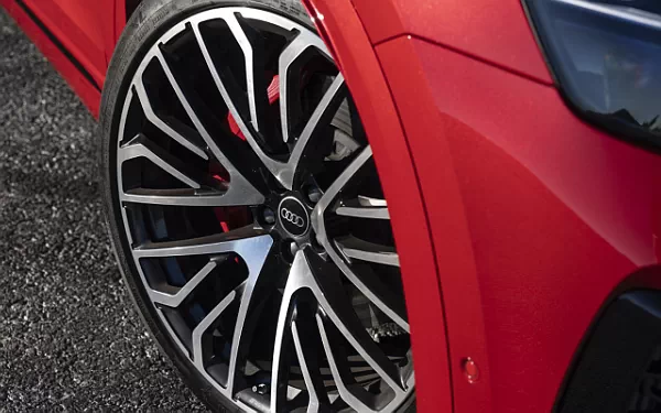   Audi SQ8 TFSI quattro (Chili Red Metallic) US-spec - 2025