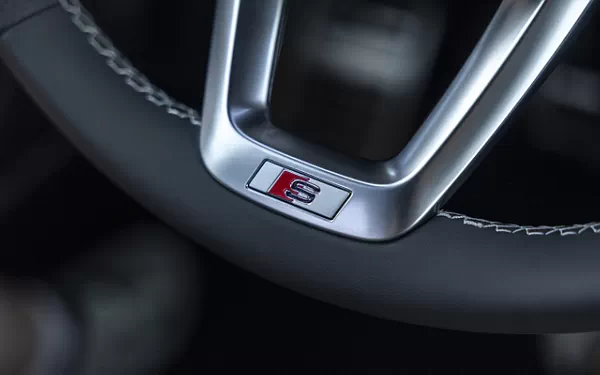   Audi SQ8 TFSI quattro (Chili Red Metallic) US-spec - 2025