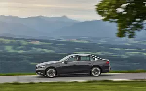 Обои автомобили BMW 530e (Sophisto Grey Metallic) - 2023