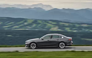Обои автомобили BMW 530e (Sophisto Grey Metallic) - 2023