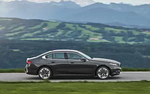 Обои автомобили BMW 530e (Sophisto Grey Metallic) - 2023
