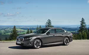 Обои автомобили BMW 530e (Sophisto Grey Metallic) - 2023