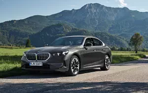 Обои автомобили BMW 530e (Sophisto Grey Metallic) - 2023