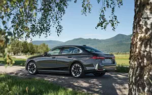 Обои автомобили BMW 530e (Sophisto Grey Metallic) - 2023