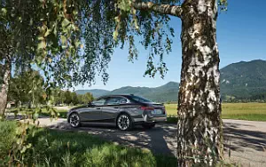 Обои автомобили BMW 530e (Sophisto Grey Metallic) - 2023