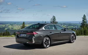 Обои автомобили BMW 530e (Sophisto Grey Metallic) - 2023
