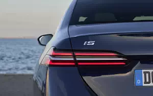   BMW i5 eDrive40 M Sport (Tanzanite Blue Metallic) - 2023