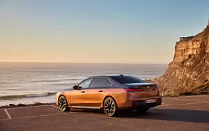   BMW i7 M70 xDrive (Two Tone Liquid Copper Sapphire Black) - 2023