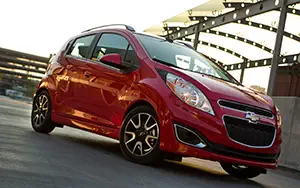 Обои автомобили Chevrolet Spark - 2013