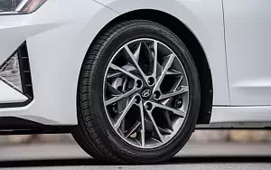   Hyundai Elantra Limited US-spec - 2018