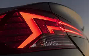   Hyundai Elantra Limited US-spec - 2018