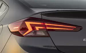   Hyundai Elantra Limited US-spec - 2018