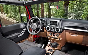   Jeep Wrangler Unlimited Sahara - 2012