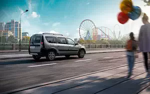 Обои автомобили Lada Largus Cross Quest - 2020