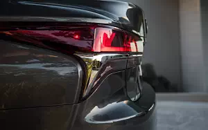   Lexus LS 500 US-spec - 2017