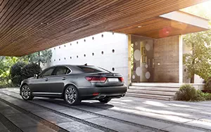   Lexus LS600h - 2012