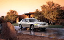   Lincoln Town Car - 2005