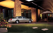   Lincoln Town Car - 2005