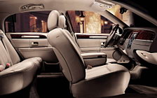   Lincoln Town Car - 2005