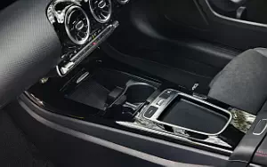 Обои автомобили Mercedes-Benz A 200 AMG Line UK-spec - 2023