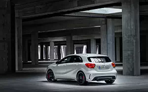 Обои автомобили Mercedes-Benz A45 AMG - 2013