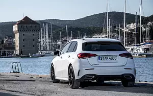 Обои автомобили Mercedes-Benz A 180 d AMG Line - 2018