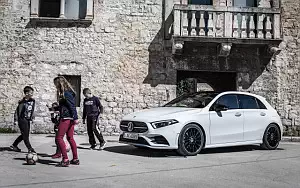 Обои автомобили Mercedes-Benz A 180 d AMG Line - 2018