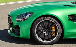 Обои автомобили Mercedes-AMG GT R - 2016