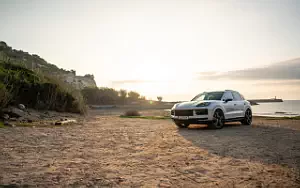   Porsche Cayenne S E-Hybrid (Carrara White Metallic) - 2023