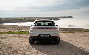   Porsche Cayenne S E-Hybrid (Carrara White Metallic) - 2023