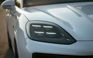   Porsche Cayenne Turbo E-Hybrid (Carrara White Metallic) - 2023