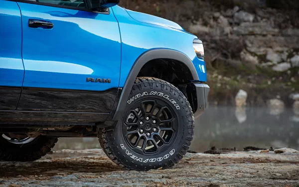   Ram 1500 Rebel (Hydro Blue/Diamond Black) - 2024