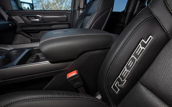   Ram 1500 Rebel (Hydro Blue/Diamond Black) - 2024