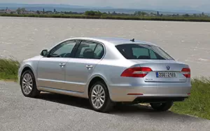 Обои автомобили Skoda Superb - 2013