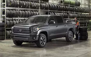 Обои автомобили Toyota Tundra TRD Sport CrewMax Cab - 2017